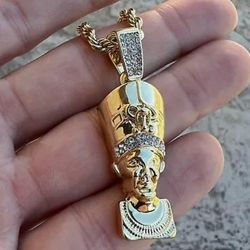 Rope necklace with Iced out “nefertiti” pendant