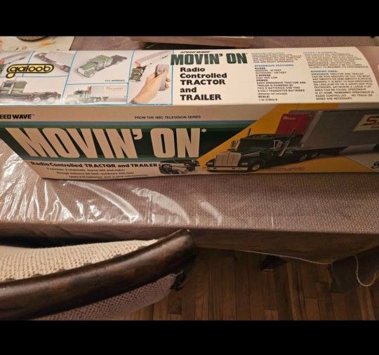 MOVIN ON KENWORTH RADIO CONTROLLED TRACTOR TRAILER TRUCK SAUNDERS LEASING LARGE