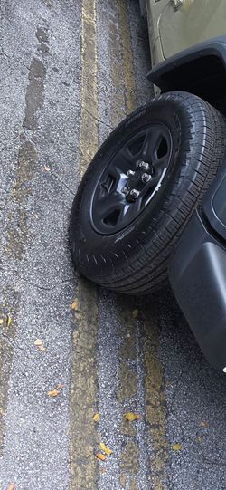 5 BRAND NEW 10 MILES ONLY JEEP STOCK TIRES WITH RIM