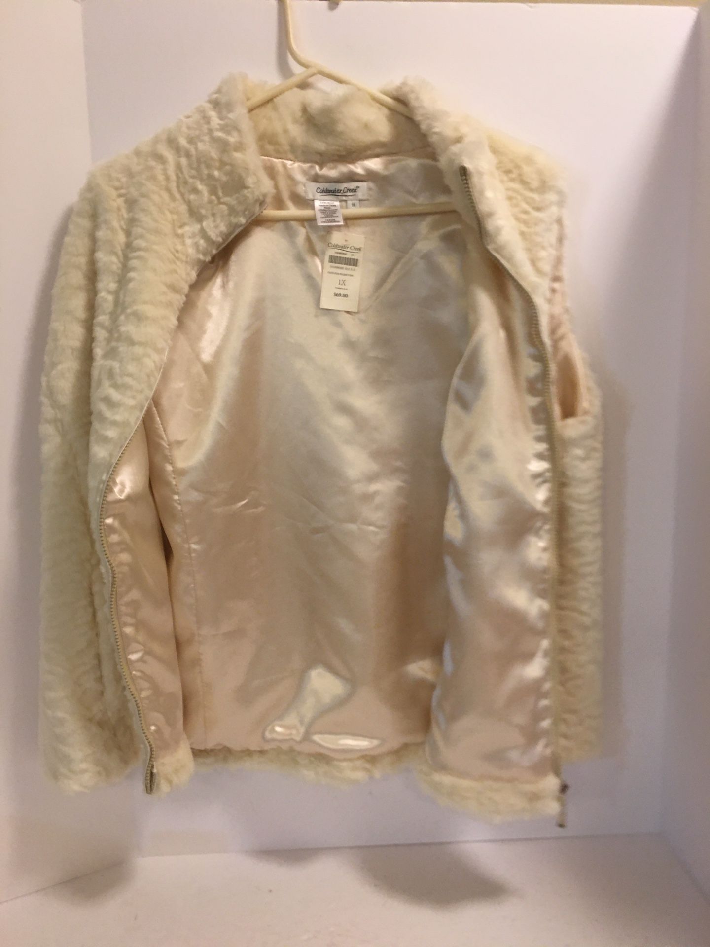 Cold water Creek Plush Faux Fur zip up vest women’s size XL with tag still on, very good condition.