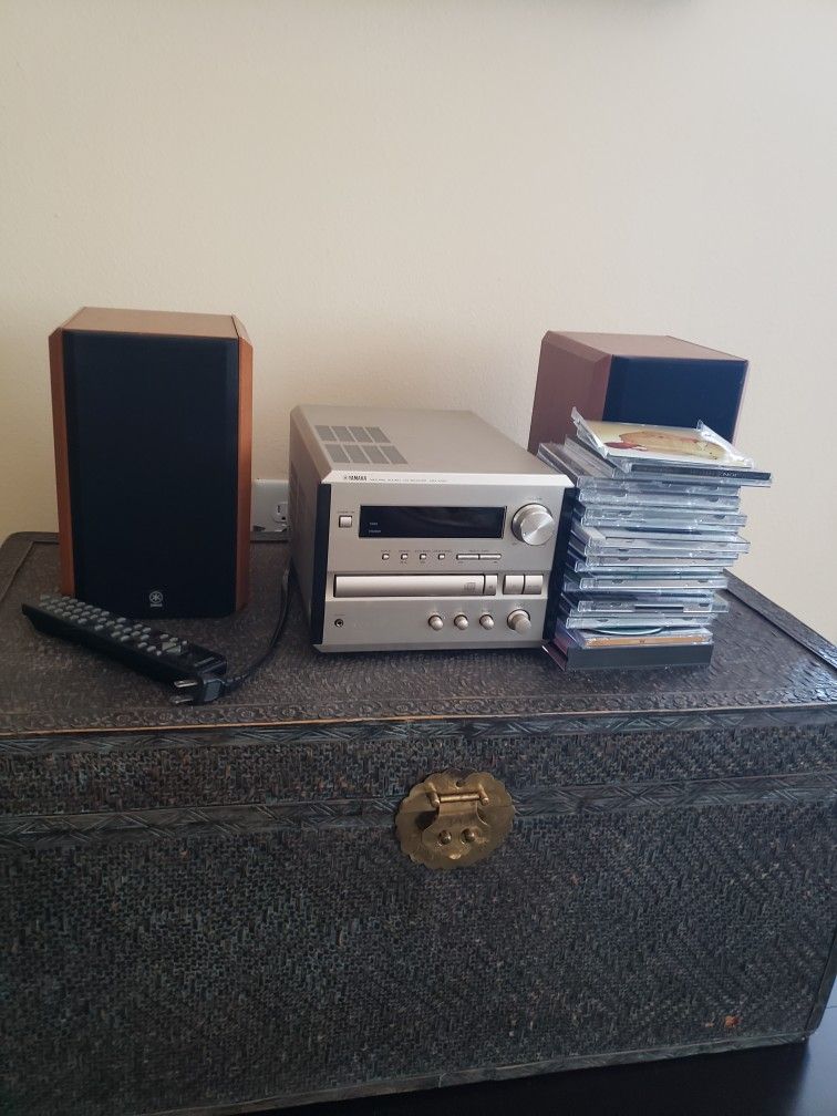 Yamaha CD/Stereo System With  Speakers & Remote 