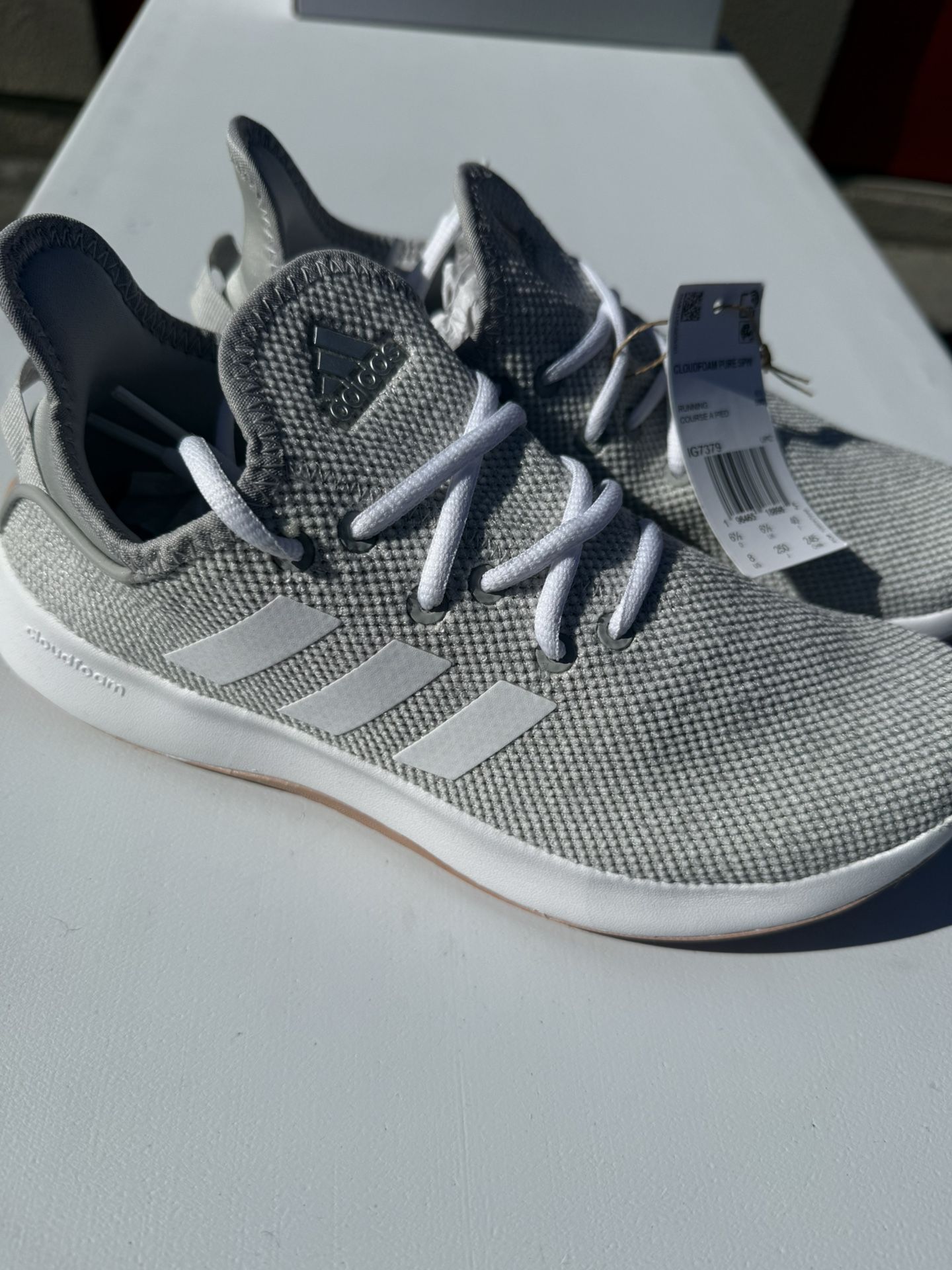 Adidas’s Women Cloud Foam Sz 8