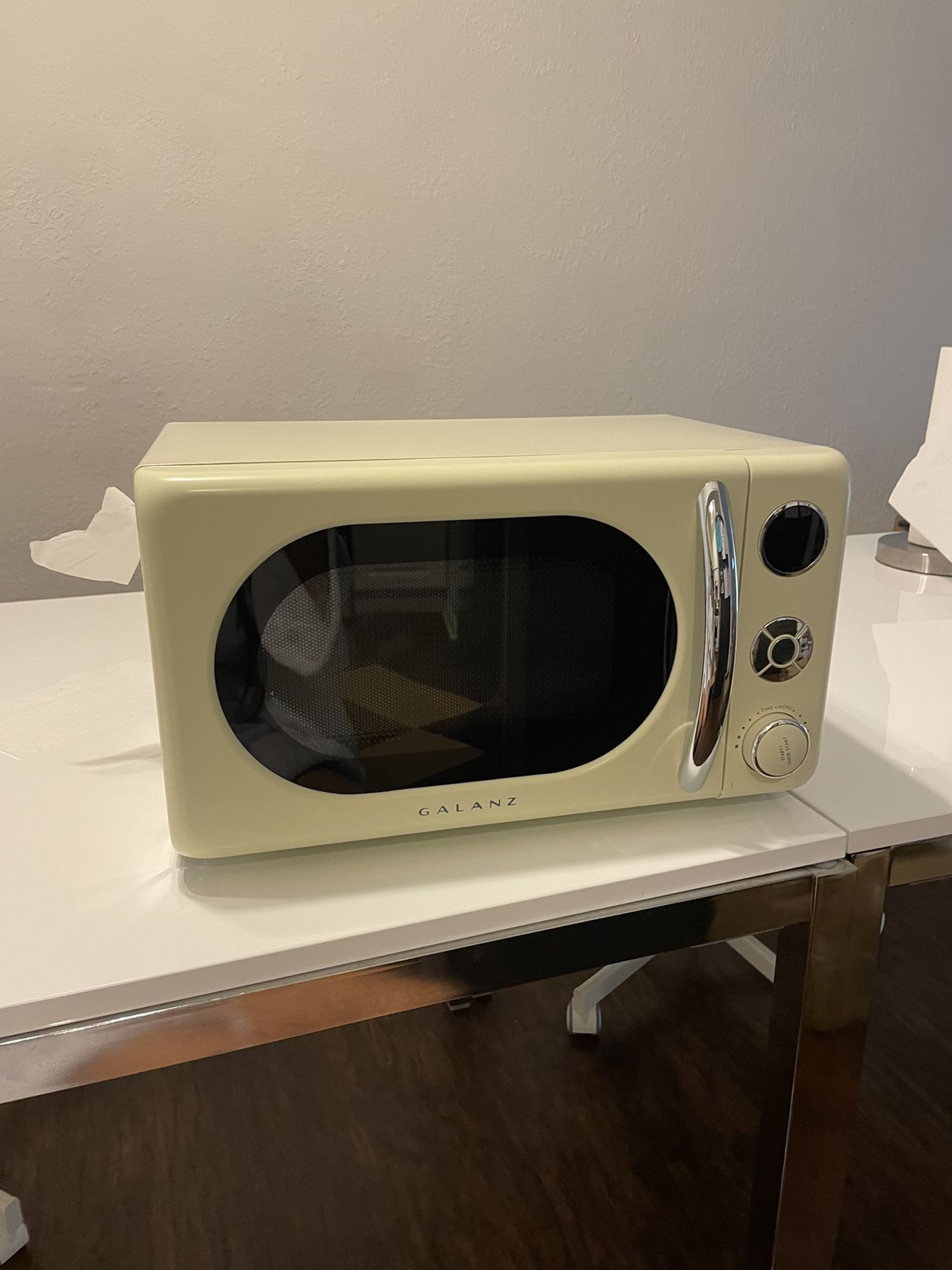 Galanz 0.7 Cu ft Retro Countertop Microwave Oven, 700 Watts, Cream