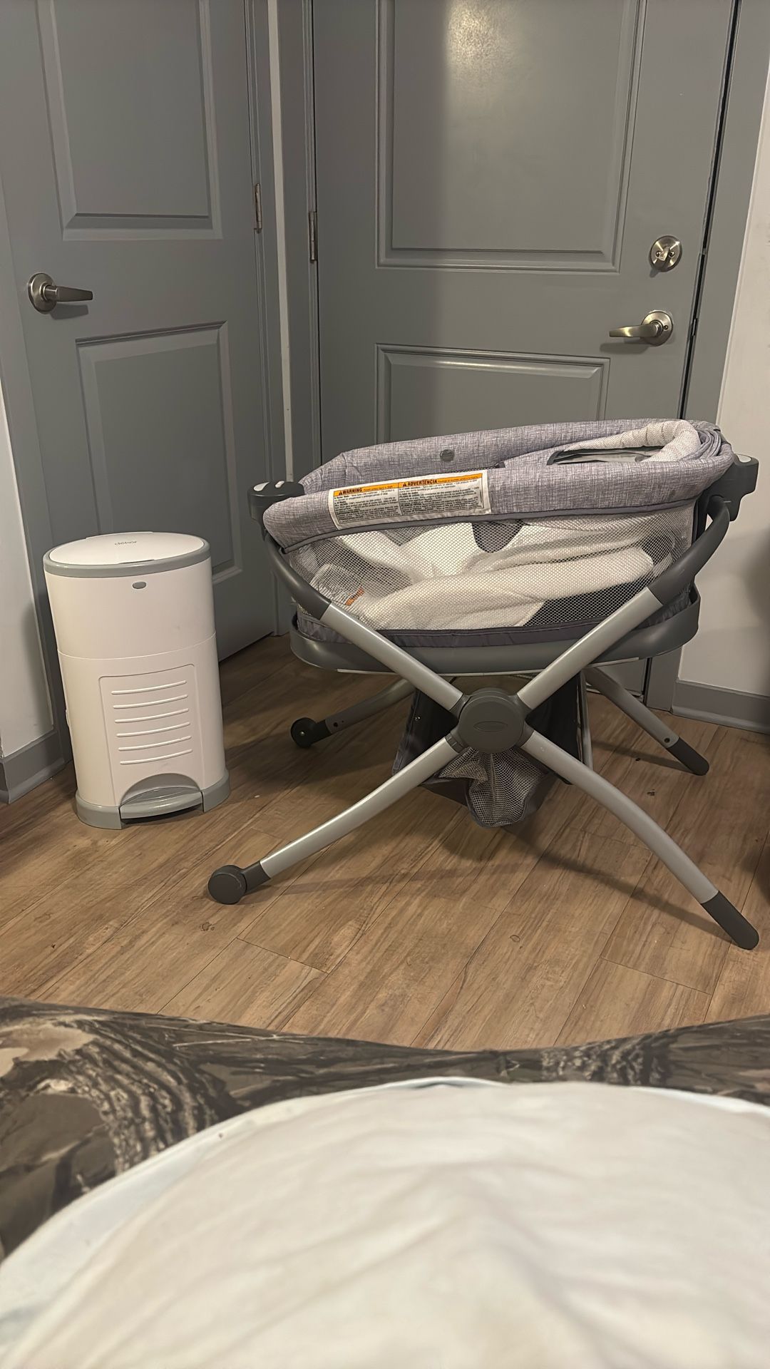 Graco Portable, Vibrating Bassinet And New Dékor Diaper Genie