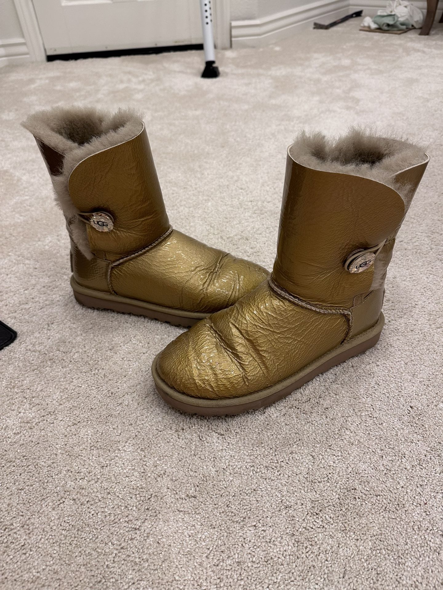 UGG Boots / Bailey Button Mirage Gold Metallic Boot / Fur inside 