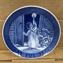 Royal Copenhagen 1951 Christmas Plate Angel with Candle at Open Door LIKE NEW CONDITION   7” diameter   Be sure to take a look at all of the other Roy