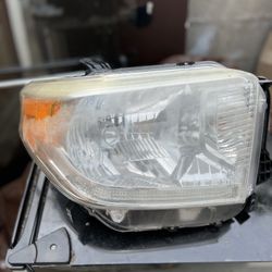 Pair Of 2017 (also fits 2014 - 2017 ) Toyota Tundra Platinum OEM Headlights $100 For Both