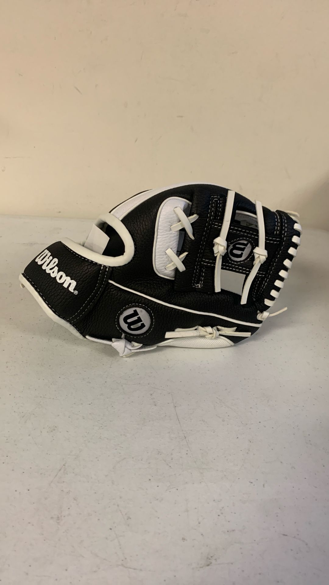 Wilson Youth 10” T-Ball Glove Black/White. Ez