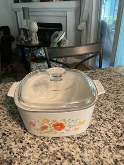 Vintage Corning Ware .Wildflower" 3 Quart Casserole dish With Pyrex Lid. Like new