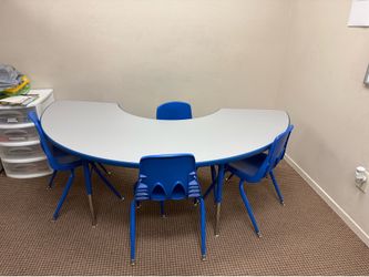 Half horseshoe kinder table with 4 chairs