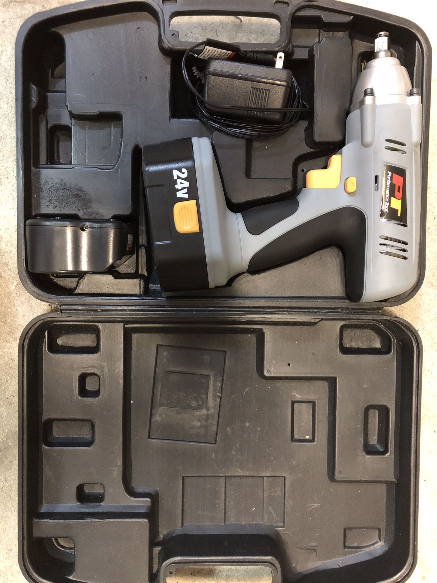 Wireless 24 v 1/2 impact gun with box and charger