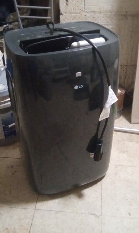 LG - 400 Sq. Ft. Smart Portable Air Conditioner - Black