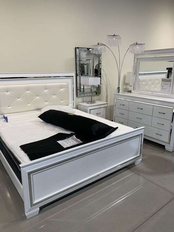 Luxury Bedroom Set for Sale in Las Vegas, NV - OfferUp