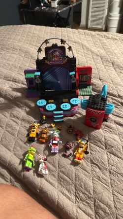 (Retired figures) Mcfarlane Fnaf minifigures + stage