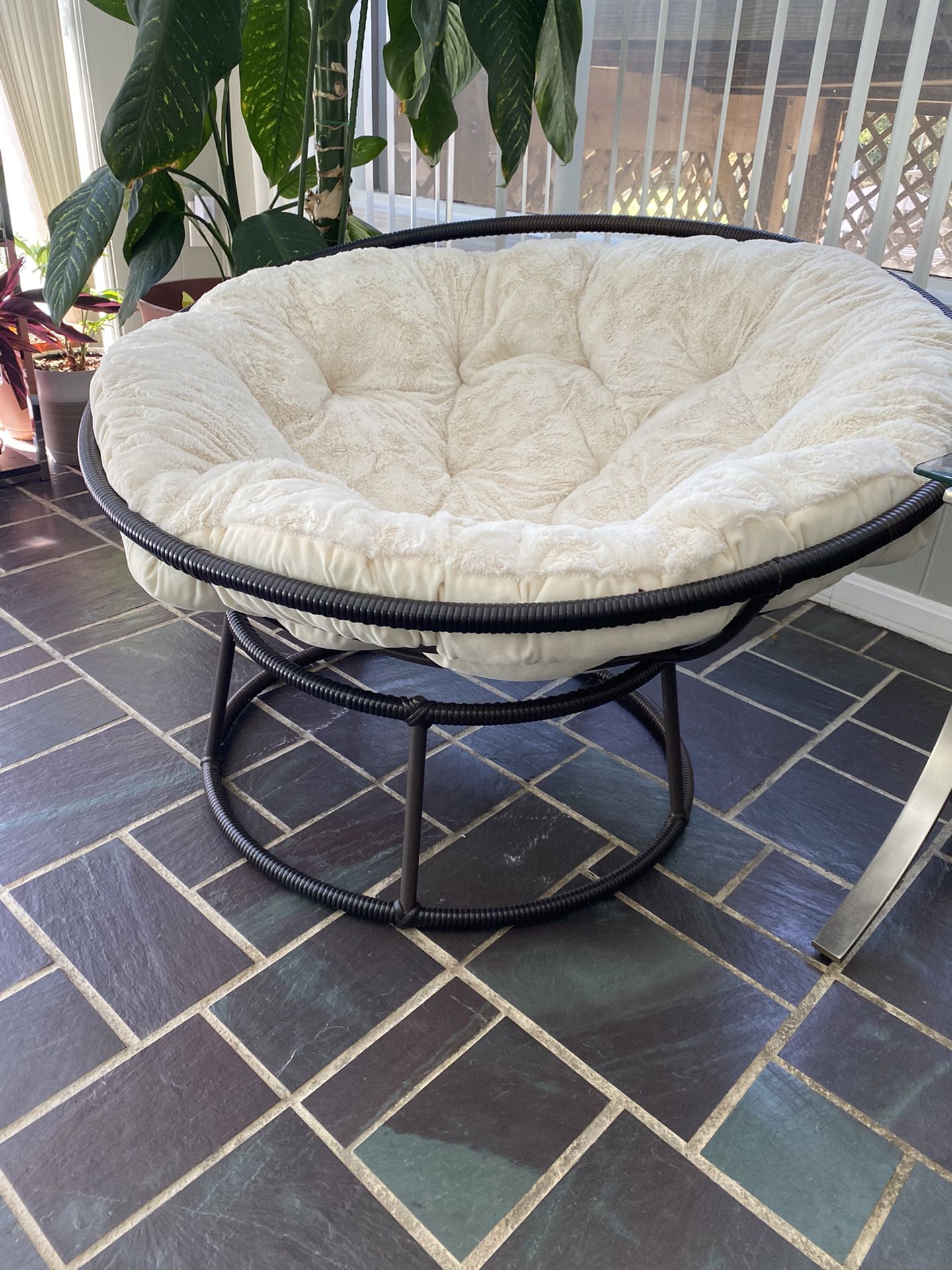 2 Metal Pier1 Papasan Chairs With Two Cushions Each 