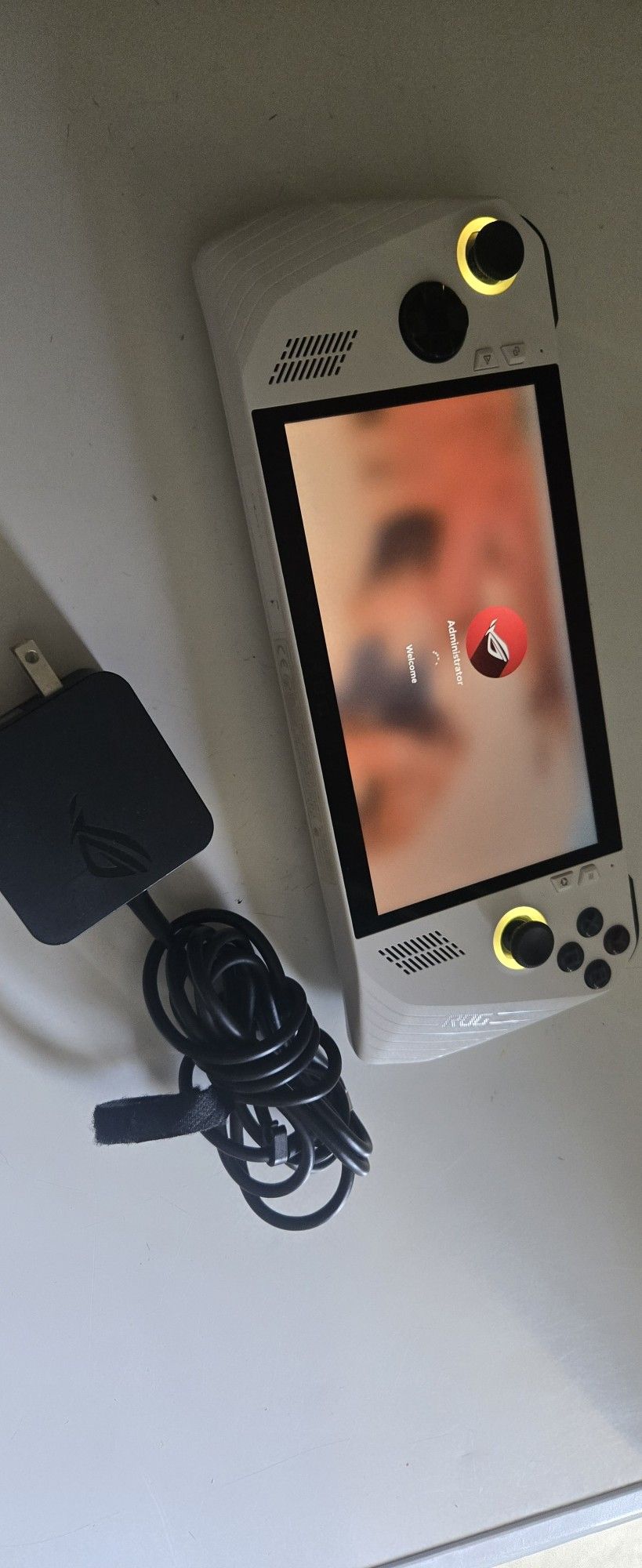 Asus ROG ALLY Z1 Exellent Condition But The Lb Buttons Sometimes Dosen't Work
Maybe drivers issues
Sold as-is
Included power supply
Two games, inc