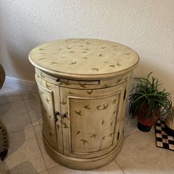 Beautiful chinoiserie-style decorated cabinet with floral decor - Excellent Condition