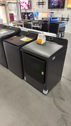 Brand New LG 8600 Series 5.5 Cubic Feet Washer And 7.3 Cubic Feet Gas Dryer Set