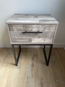 Ashley Furniture – Neilsville 1-Drawer Nightstand