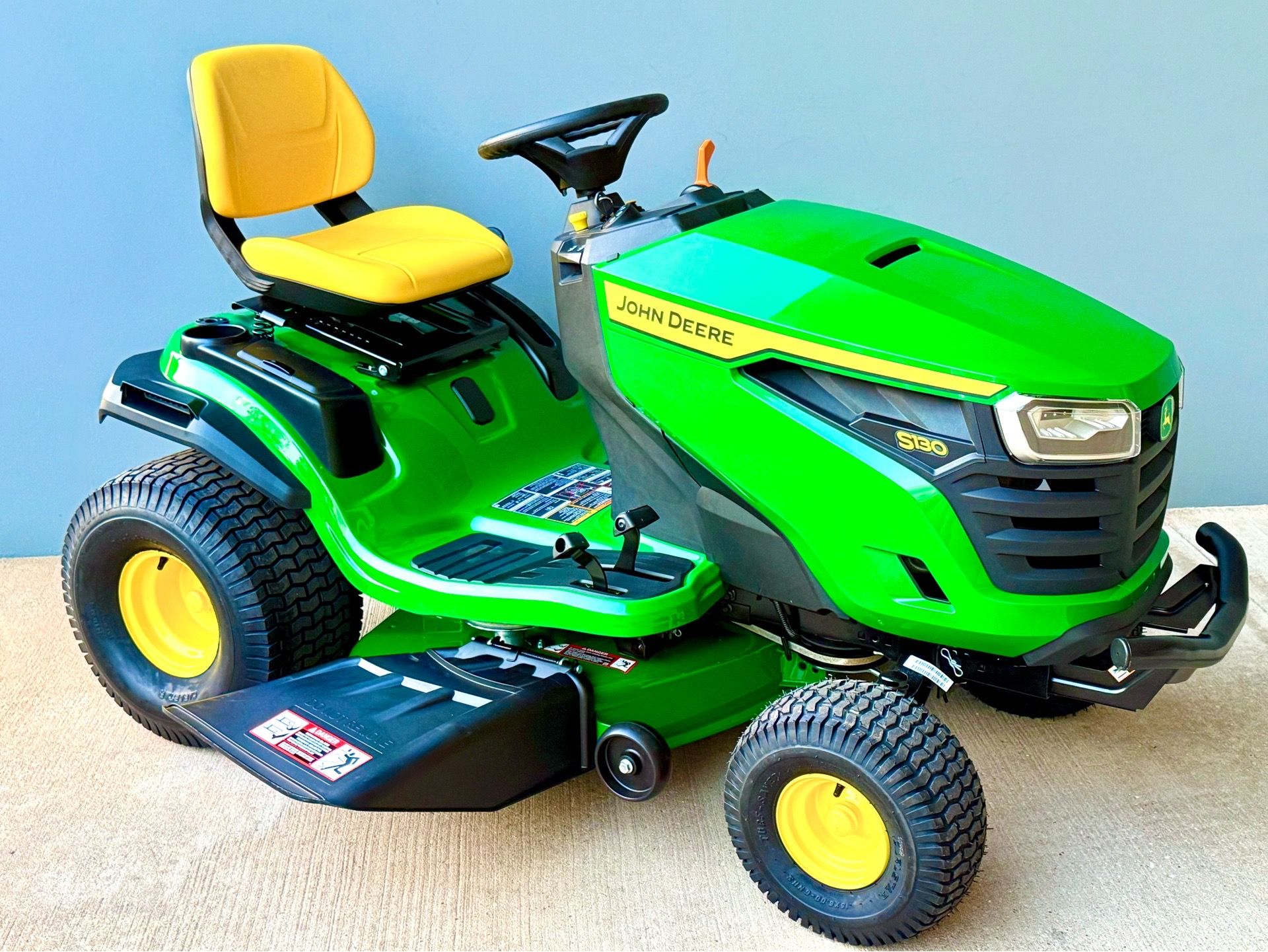 Brand new John Deere S130 42-in 22 - HP V-twin Gas Lawn tractor