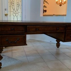 BEAUTIFUL EXECUTIVE DESK