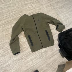 Nike tech size Small