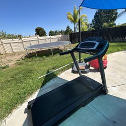 Treadmill, Nordictrack, auto incline,clean, cushion walking folds, lot of features, mp3, heart rate 