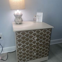 Nightstand / End table / 2 Drawer 