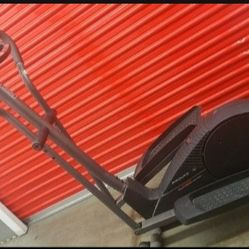 Elliptical Exercise Machine/Maquina De Ejersisio 