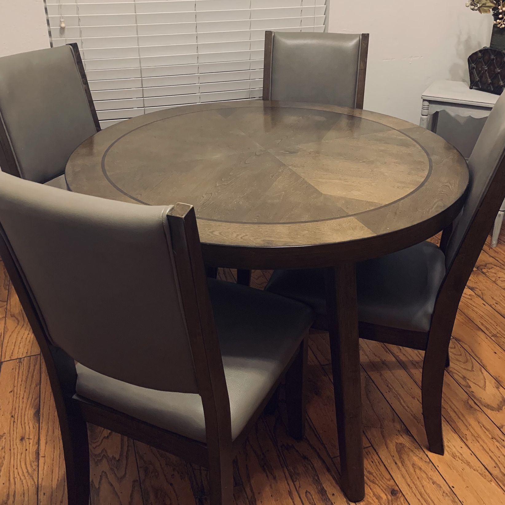 42” Round Kitchen Table With 4 Chairs