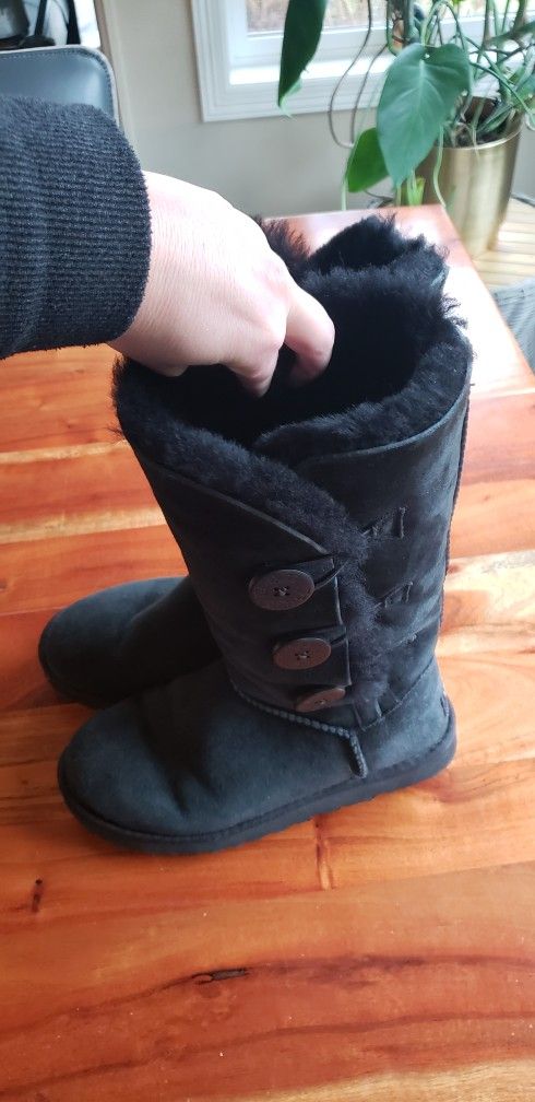 Ugg Boots - Bailey Button Size 7