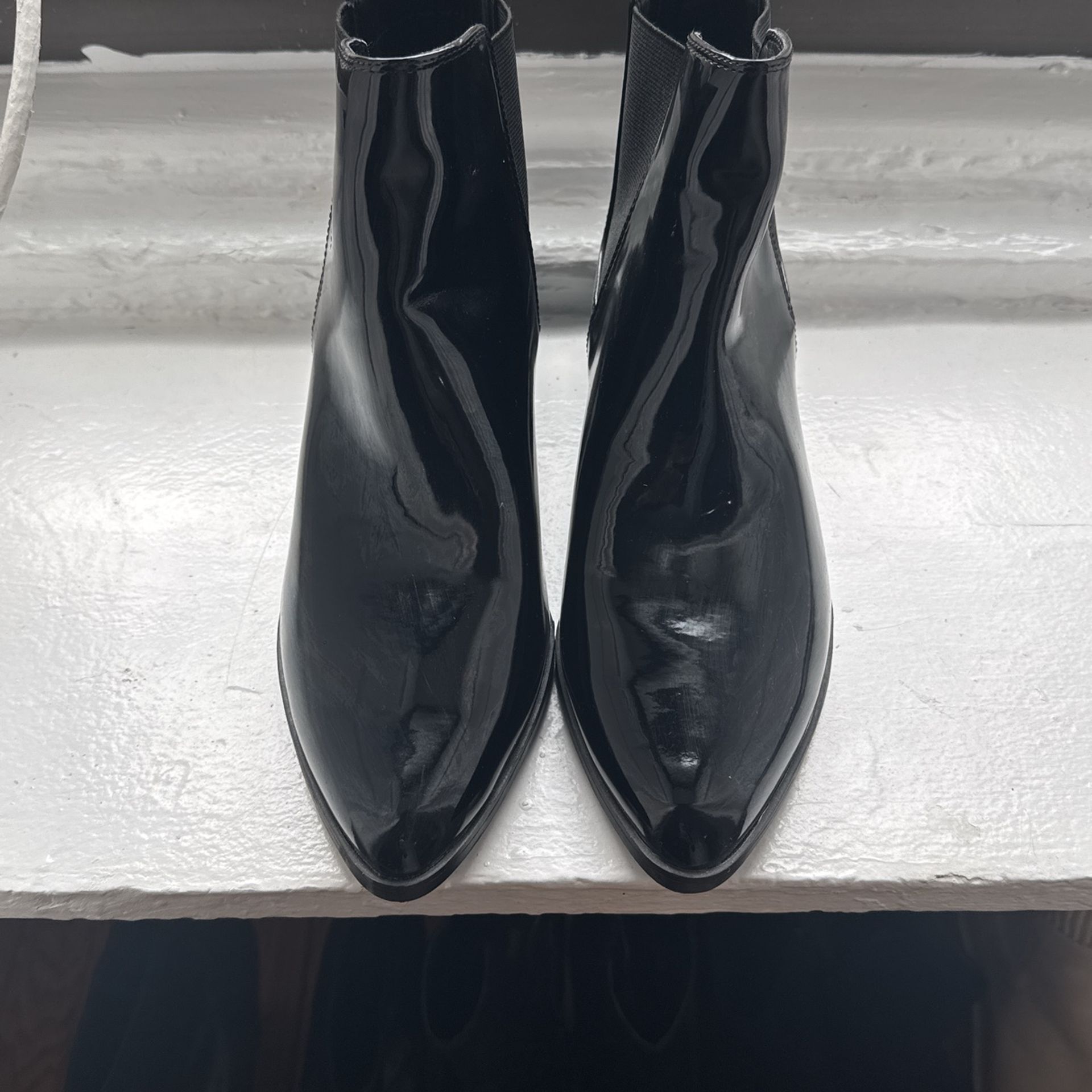 Women’s Stylish Rain Boots. Size 10