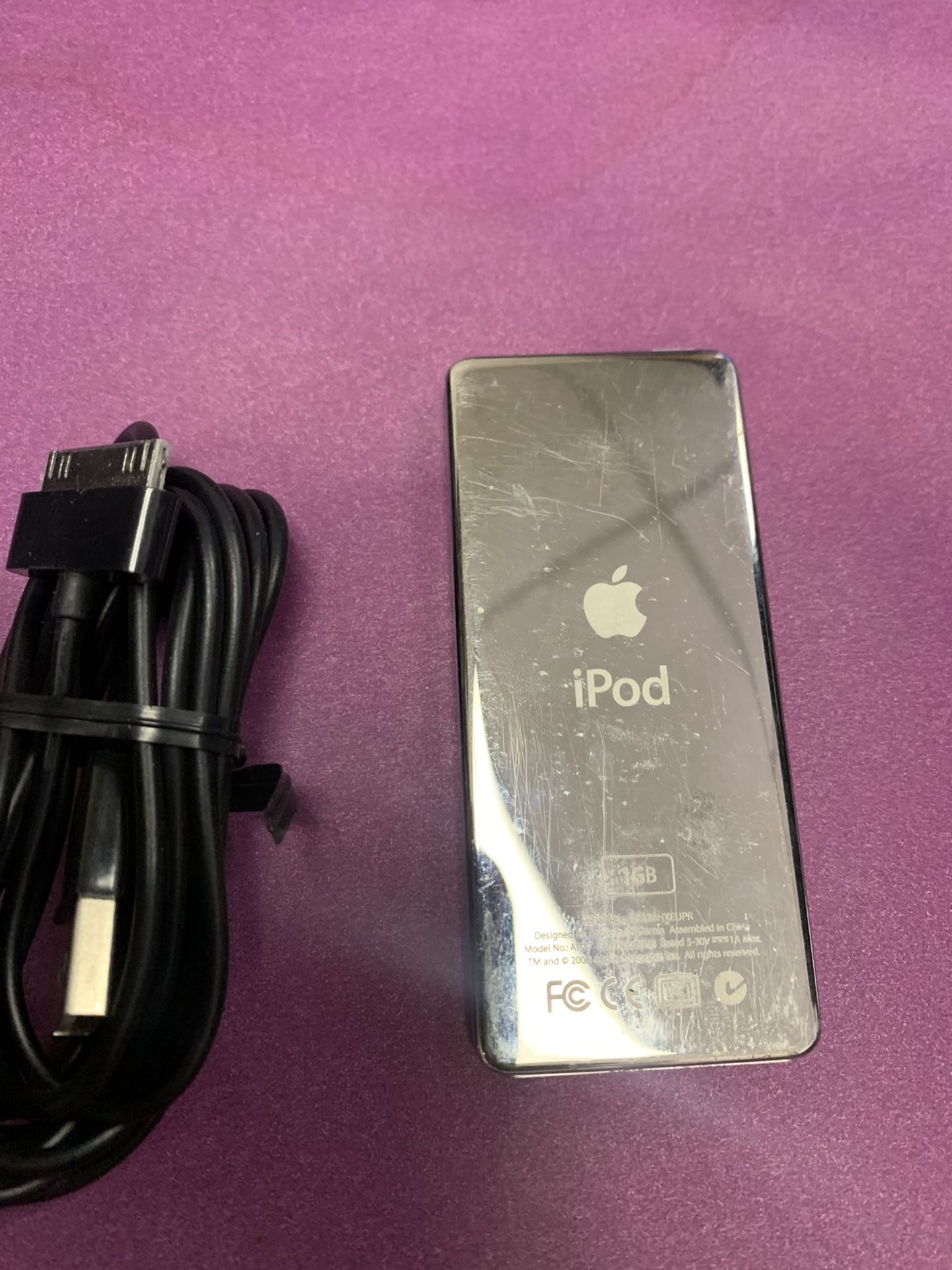 Apple iPod A1137 1GB Mp3 music Player