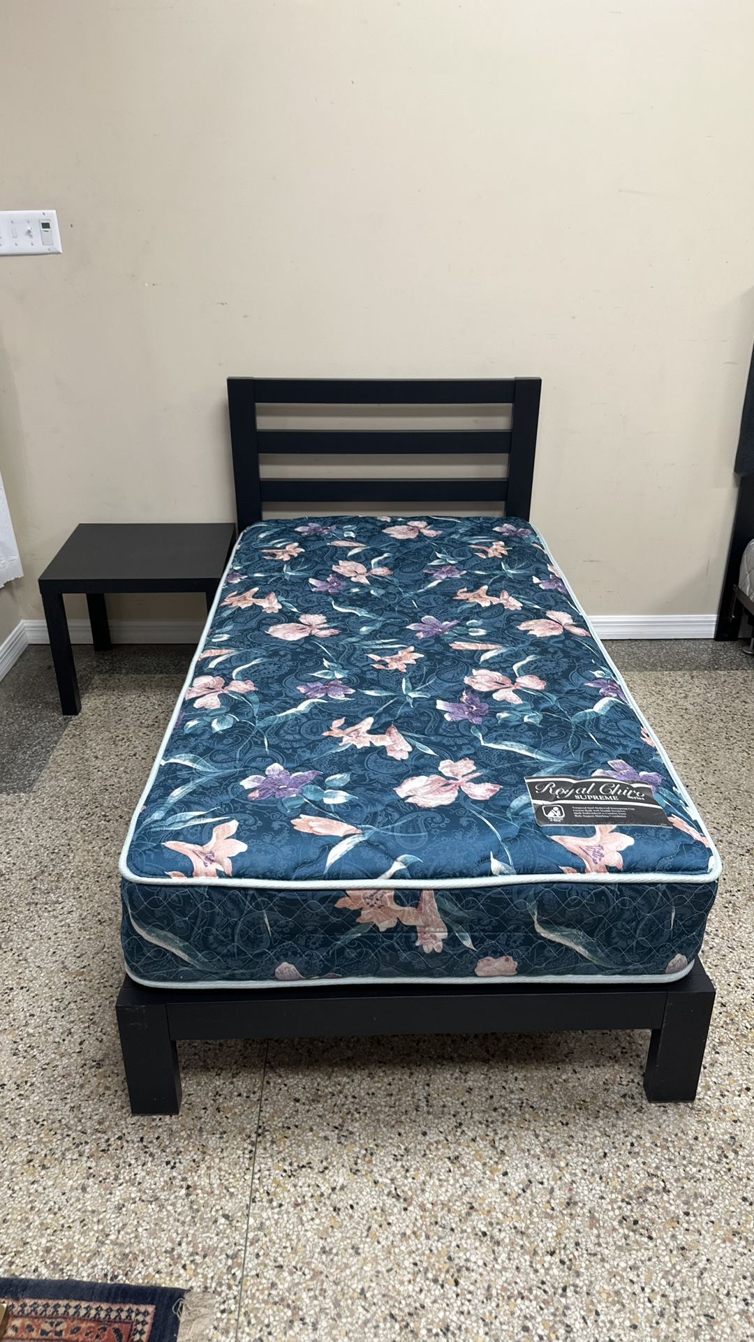 Twin Metal Bed Platform Frame & Reversible Mattress &1 table cama individual con colchón reversible