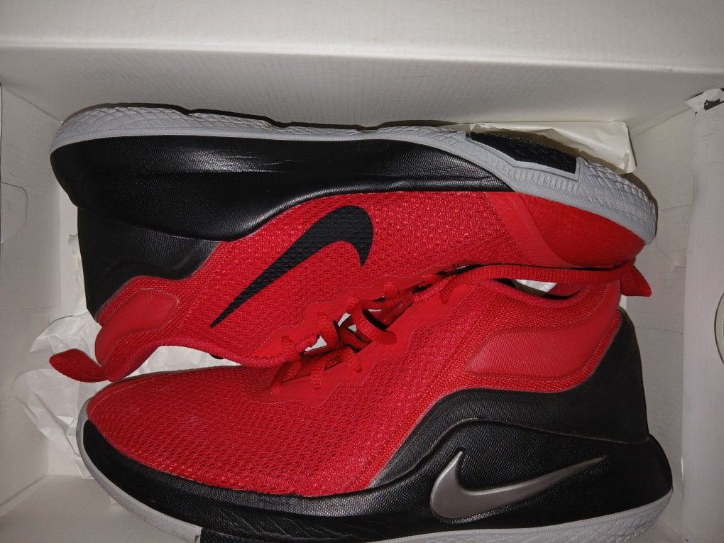Nike Lebron WITNESS II EP 'University Red Size 7M 8.5W (make an offer)