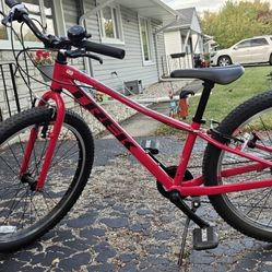 Trek Precaliber 24 8-speed kids bike in perfect condition 24 inches for age 8 and above