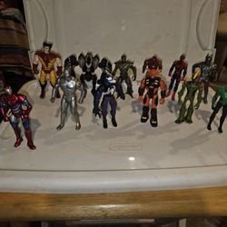 12 ACTION FIGURINES MED