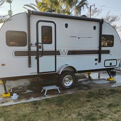  2018 Travel Trailer 19 ft Winnebago 