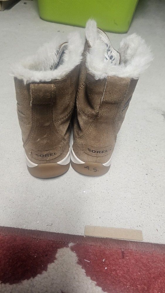 Sorel snow Boots waterproof Winter Boots
Kids Siz3