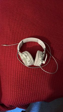 White Camo turtle beach headphones for Xbox.