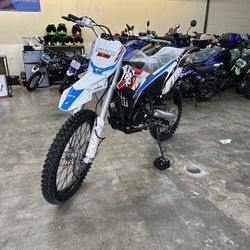 APOLLO THUNDER 250CC DIRT BIKE