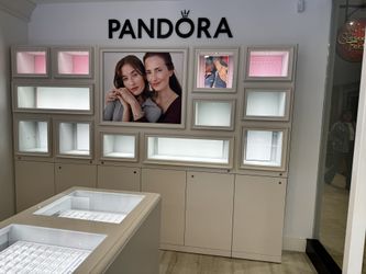 Pandora Franchise Showcases and Trays
