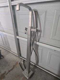 FREESTANDING TUB FILLER