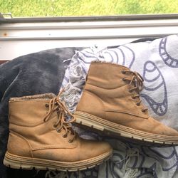 Size 7 Women’s Hiking Boots