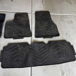 Black Rubber Car Mat Set And One Cloth