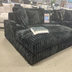 Black Sofa 🖤⭐️ $1,299