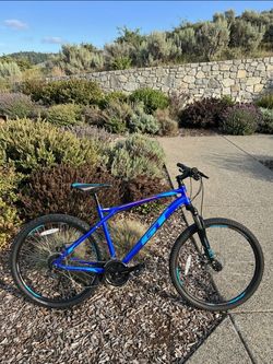GT Aggressor Pro Mountain Bike (Large / 27.5”)