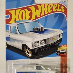 HOT WHEELS . HOT TRUCKS . 1972 CHEVY LUV CUSTOM. (WHITE VARIATION)
