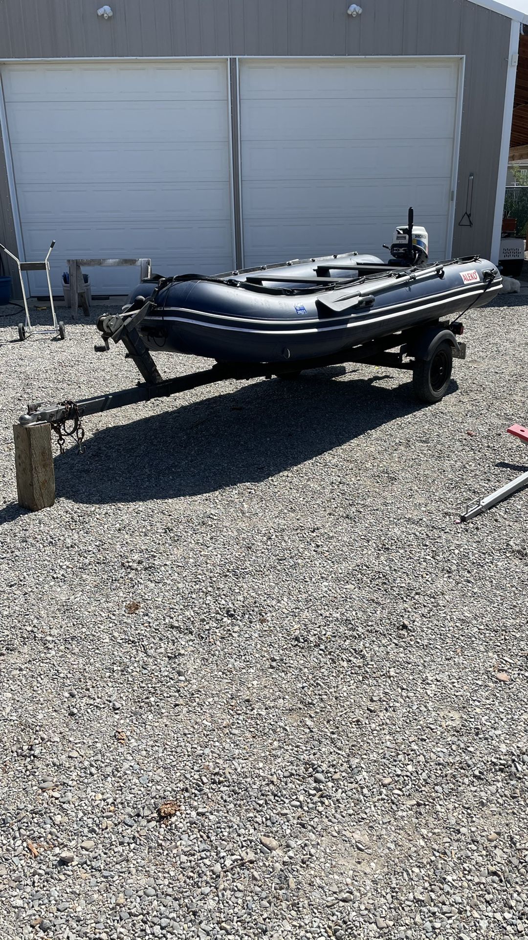 Photo Inflatable Boat, Motor And Trailer