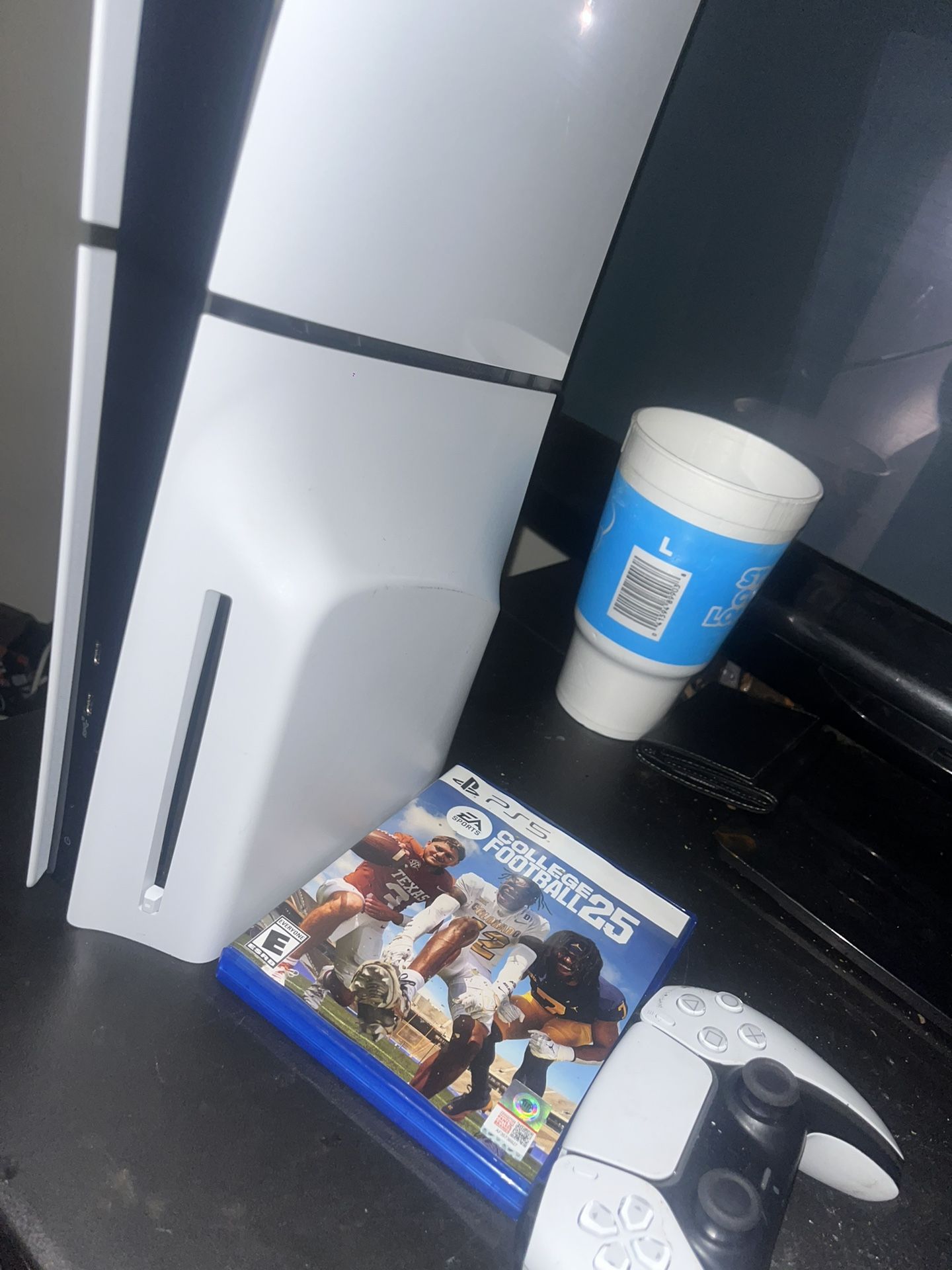 Slim ps5 (3 weeks old, PRICE NEGOTIABLE)